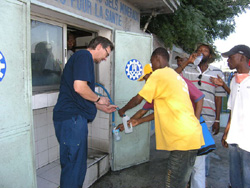 Haitihilfe Residents of Port-au-Prince get fresh drinking water from the German THW.