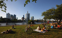 A view of the Frankfurt skyline from the Main waterfront in Sachsenhausen. (© picture-alliance/rp-images)